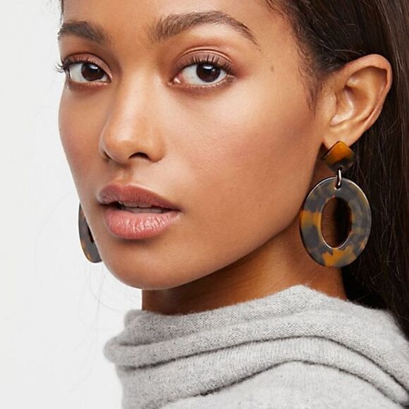 Free People Kelly Resin Drop Hoops Brunette Tortoiseshell Pattern - Picture 3 of 7